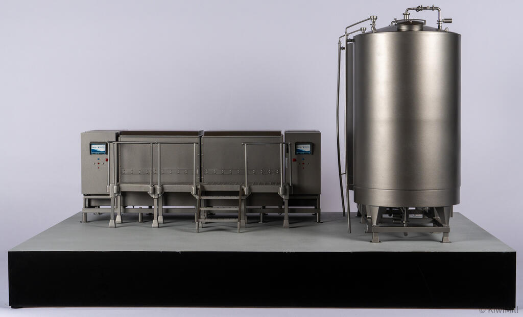 Straight-on front elevation of the closed cook tank, operator platform and stair, with one water tank hiding the other